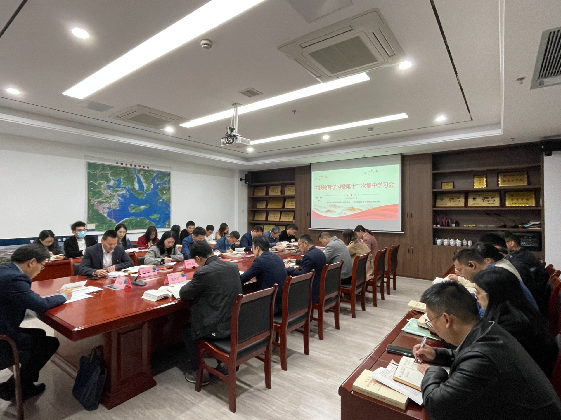 1701767233873031.jpg 市交投物流集團(tuán)黨支部 市交投勘察設(shè)計(jì)公司黨支部聯(lián)合召開主題教育學(xué)習(xí)會,葉嵐清攝2.jpg