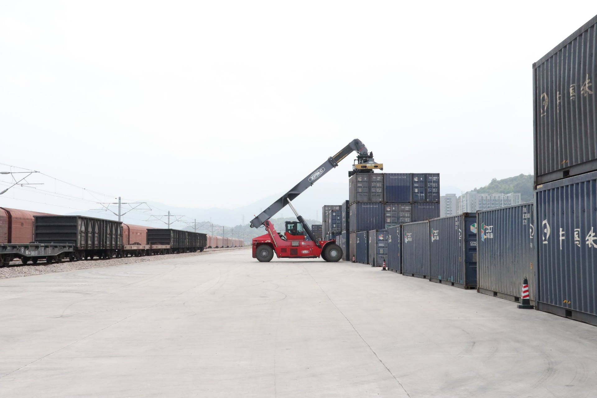 1710833154387505.jpg 寧德陸港集裝箱多式聯運作業現場.JPG