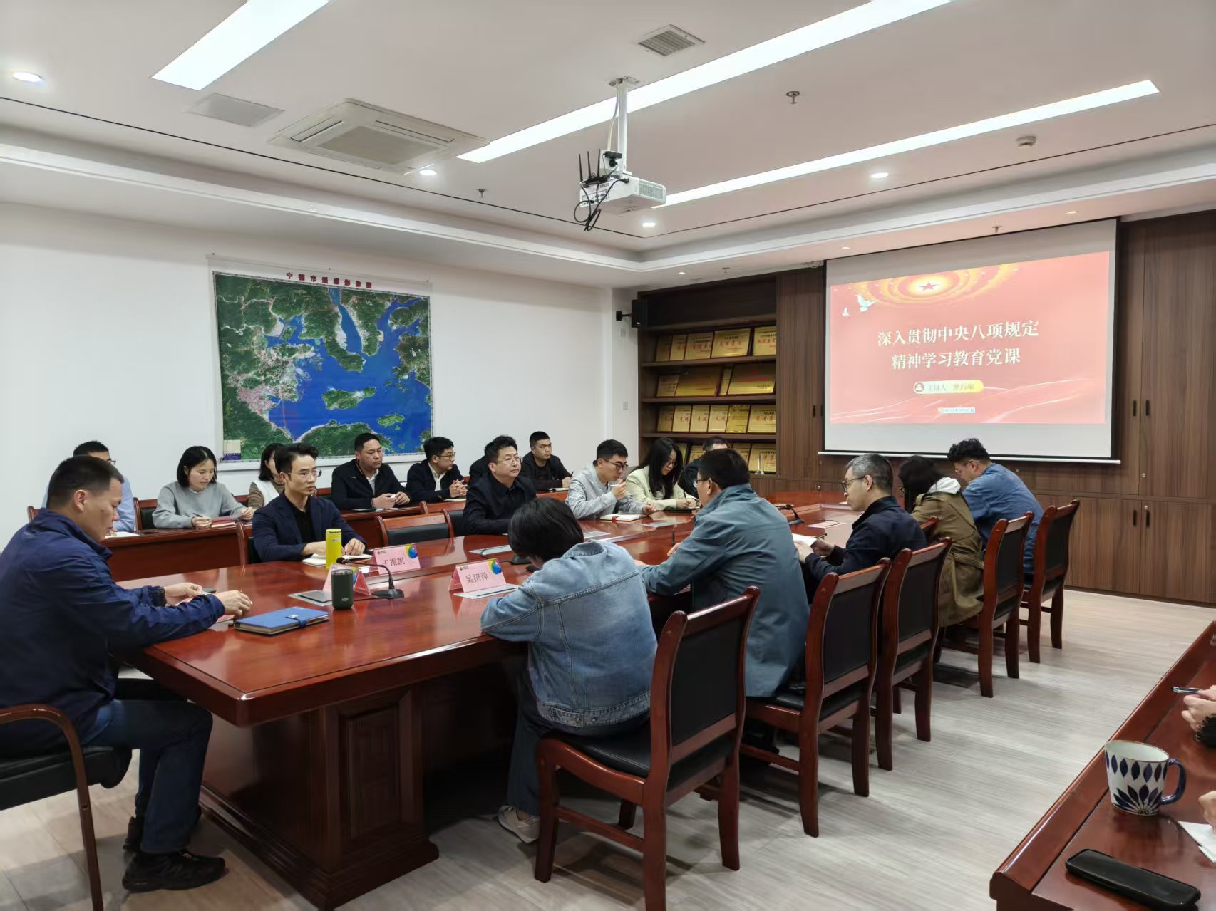 1745917651586873.jpg 市交投物流集團黨支部開展“深入貫徹中央八項規定精神學習教育”專題黨課學習.jpg